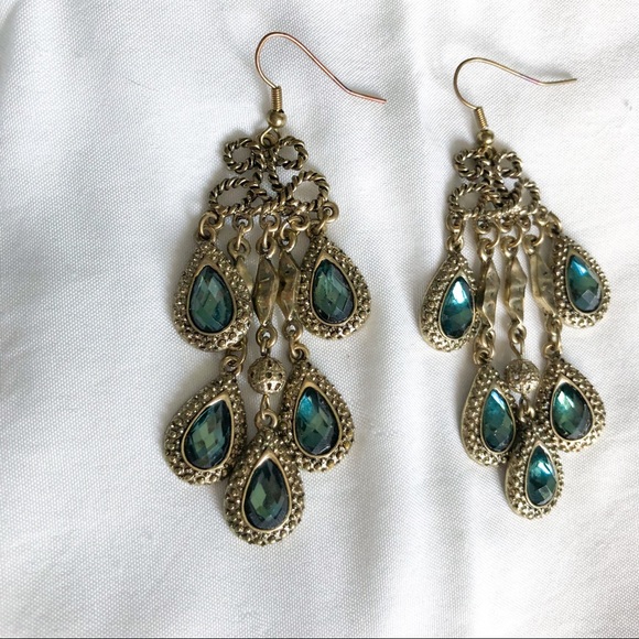 Dangely Earrings - Picture 3 of 4